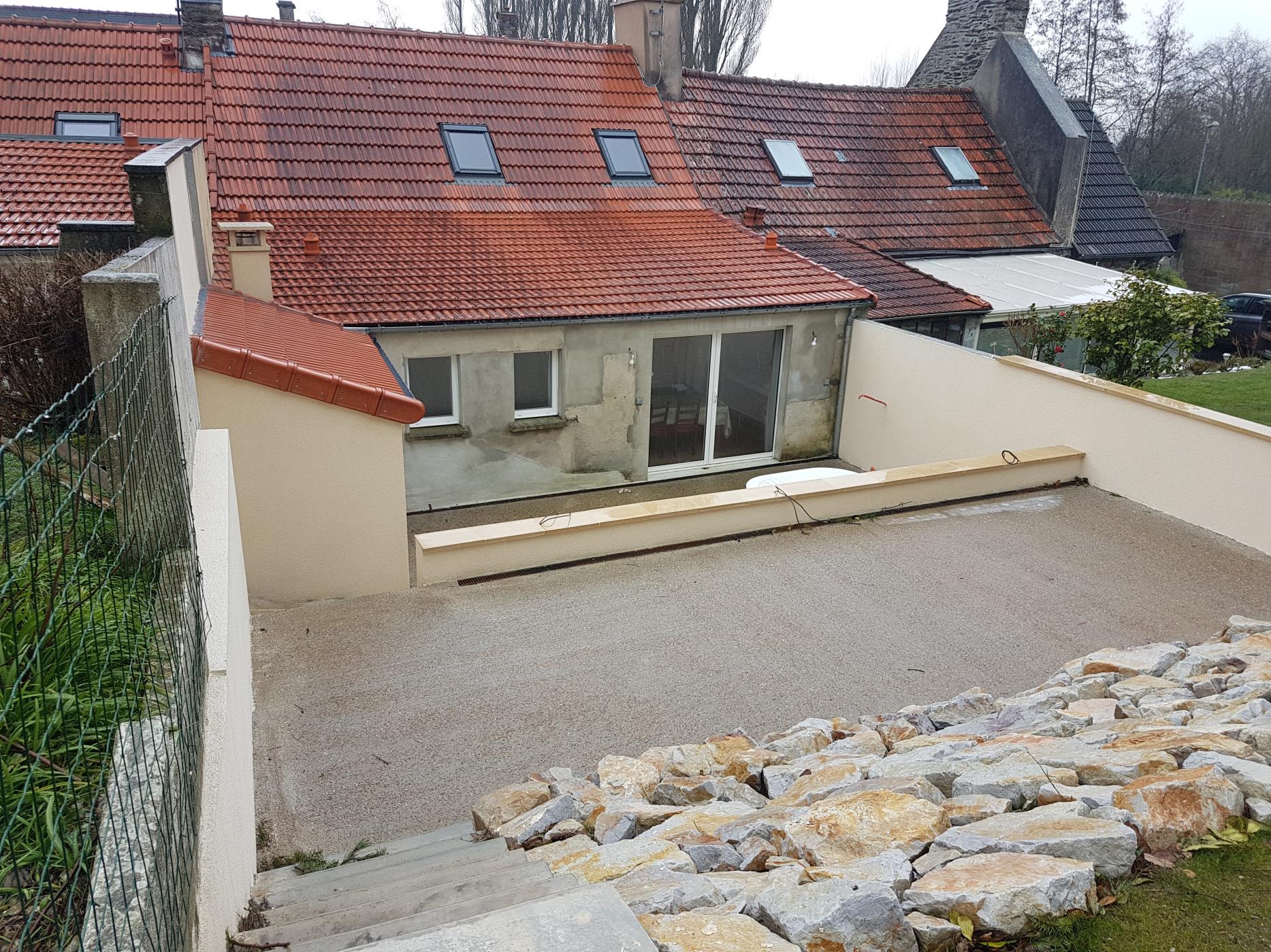 Aprs Terrassement sur 2 niveaux et Enrochement