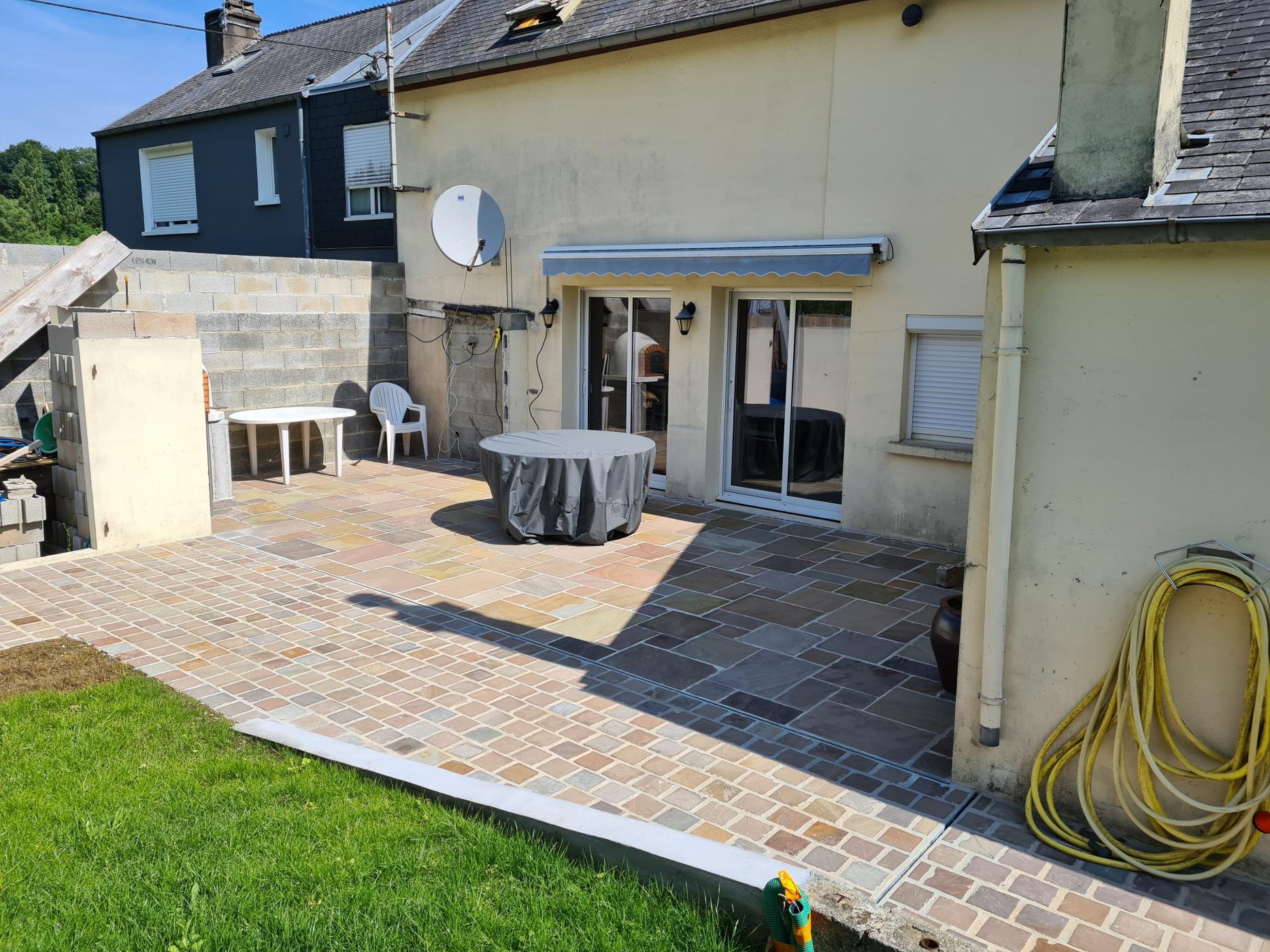 Realisation d'une terrasse en dallage multicolore et passage en pavés