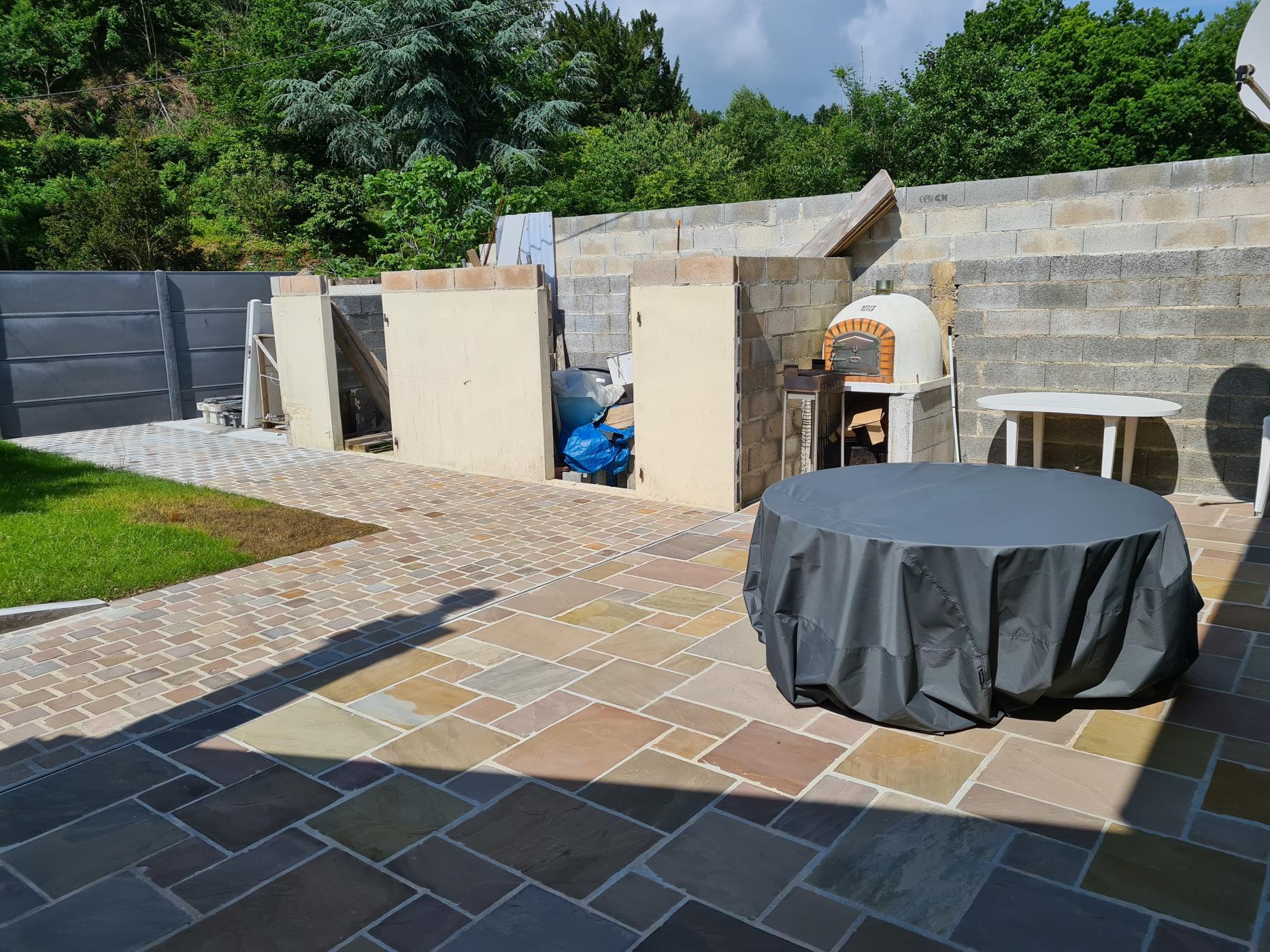 Realisation d'une terrasse en dallage multicolore et passage en pavés