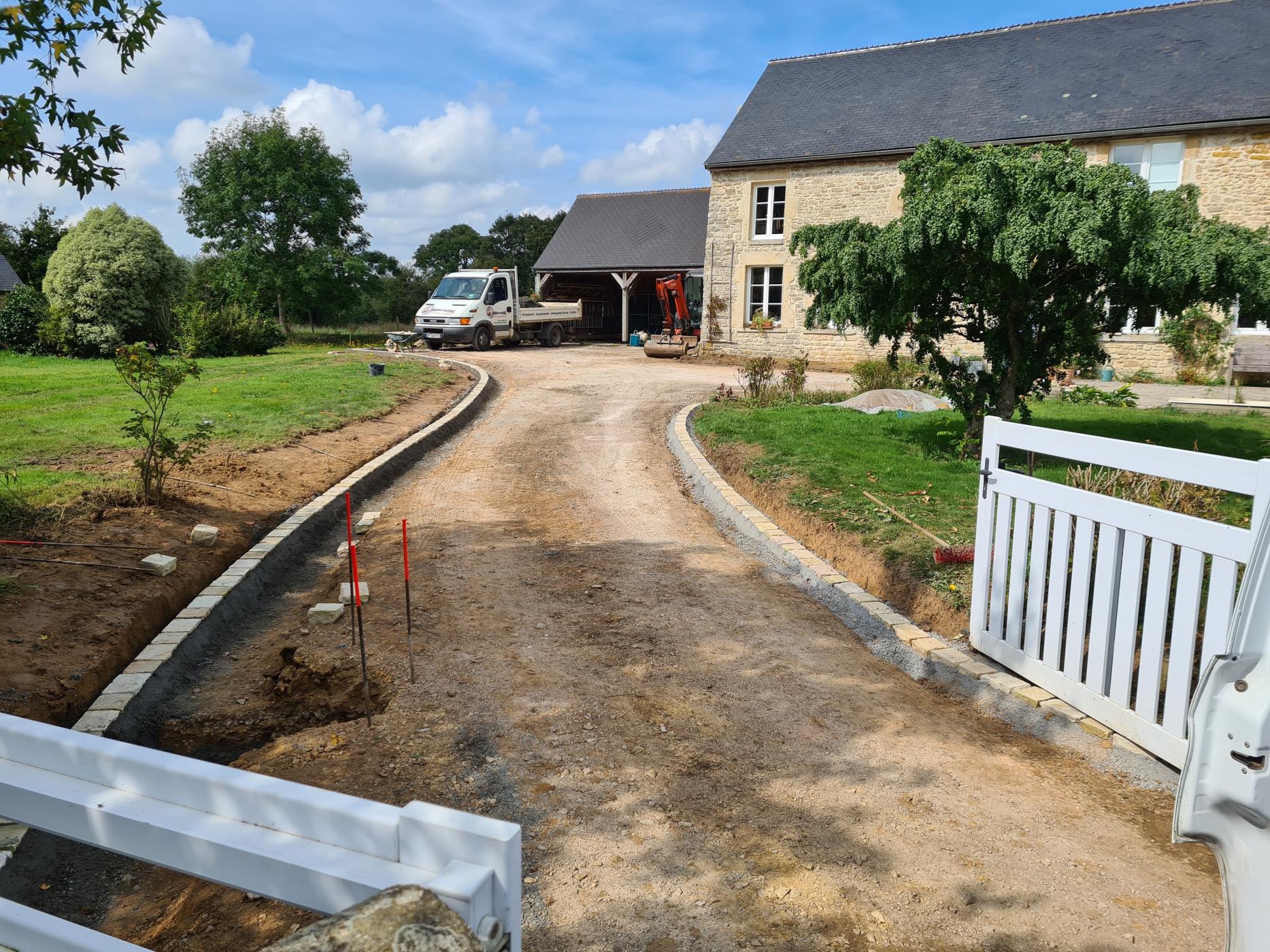 Préparation d'une cour avec pose chaînette de pavés en bordure