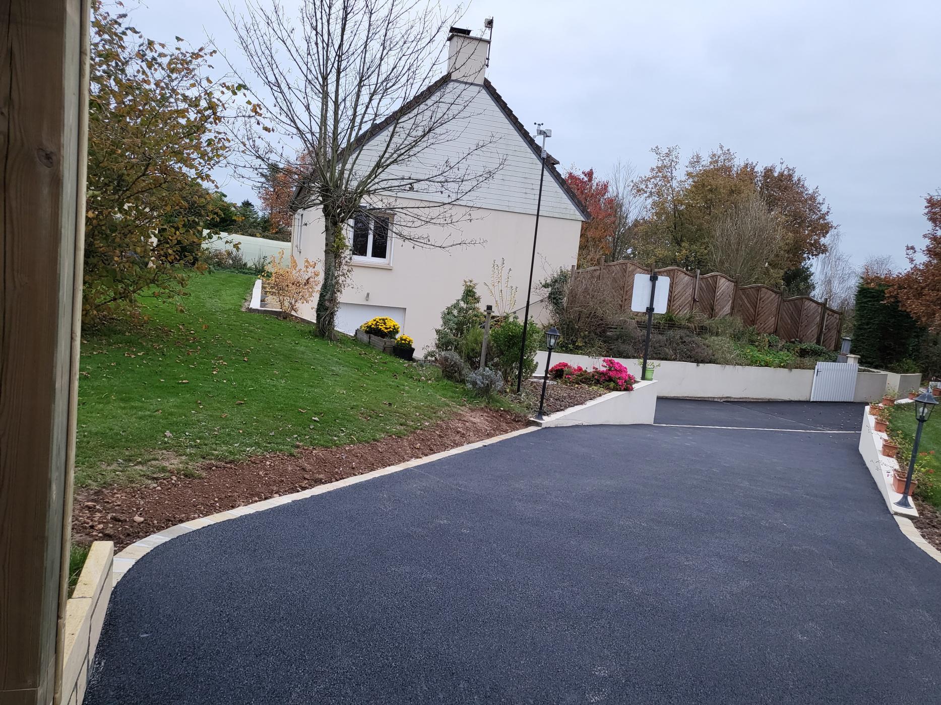 Cour en enrobé avec chainette de pavés en bordure