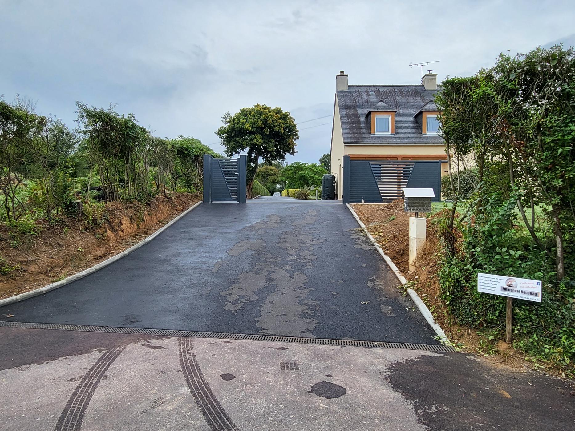 COUR ET ENTREE EN enrobé